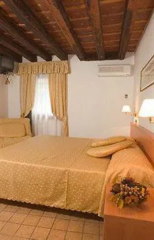 Corte Canal البندقية 3*,